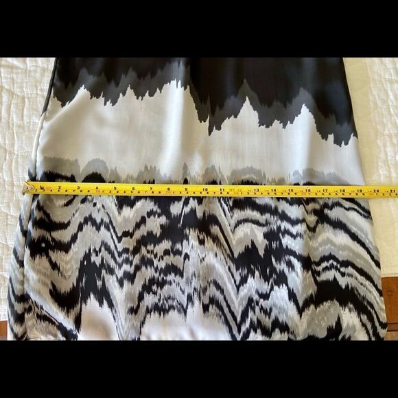 Glam 3/4 Sleeve Black and White Fluid Patterned Dress Size S. - Picture 6 of 12